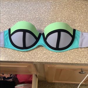 Victoria secret bikini top 34B great condition !